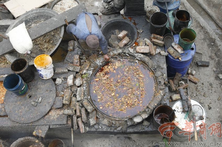 陜西一養(yǎng)豬場(chǎng)偷煉泔水油 廠主：泔水養(yǎng)豬油賣錢