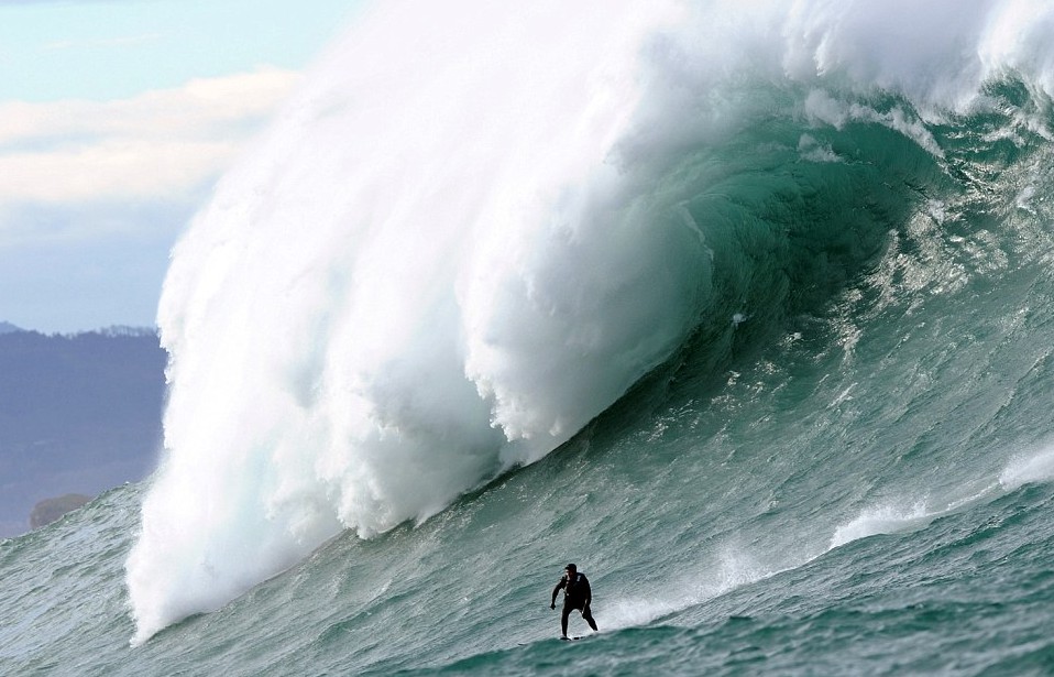 與20米高巨浪嬉戲！神勇弄潮兒沖浪場面超震撼