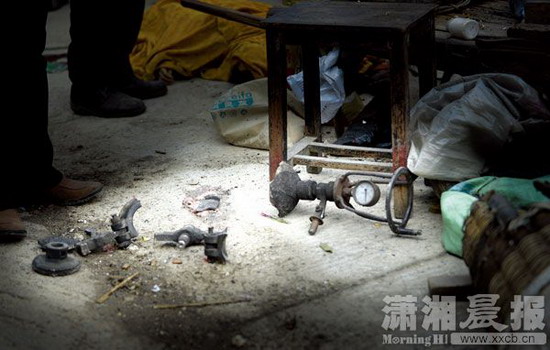 7歲男童被爆米花機(jī)炸死 鄰居同情至其家中搶購