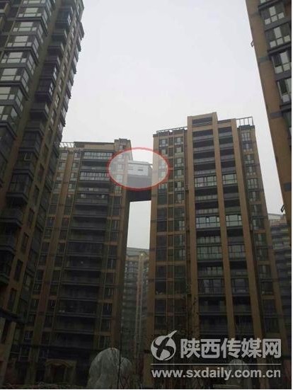 西安現(xiàn)最牛“天橋” 兩樓之間建起“空中走廊” 西安現(xiàn)最牛“天橋” 兩樓之間建起“空中走廊”