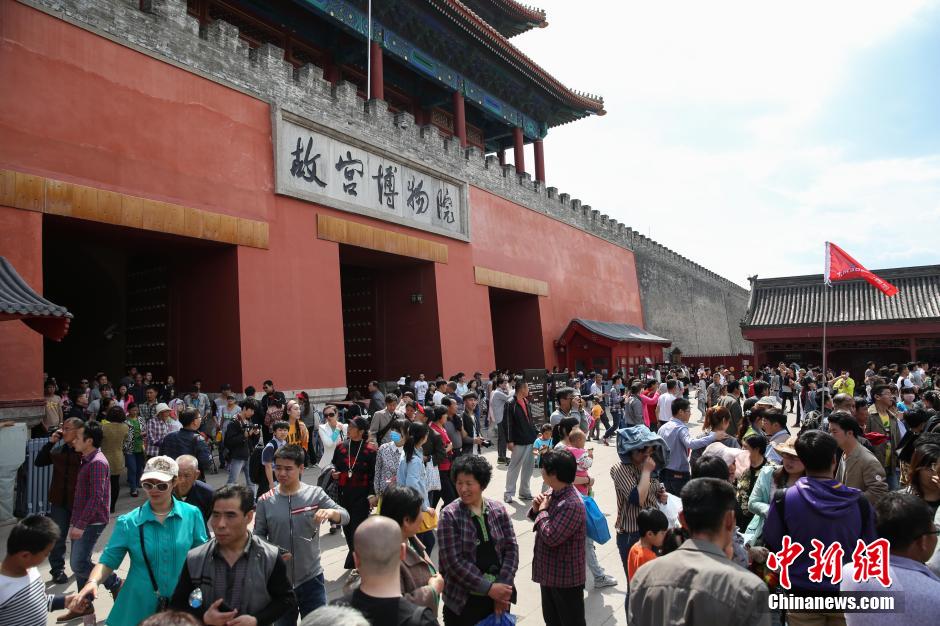 五一小長(zhǎng)假各地景點(diǎn)火爆