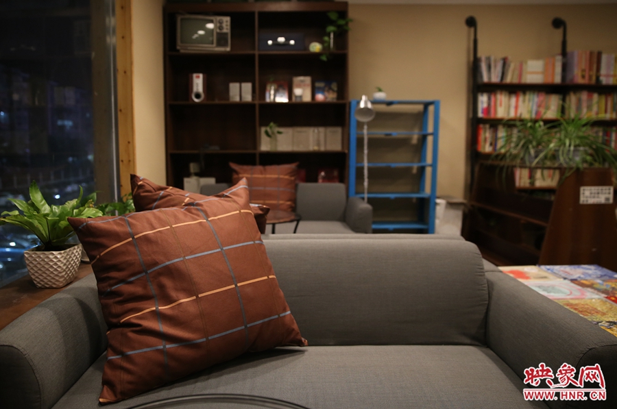 書店內(nèi)的布置非常溫馨，有種家里書屋的感覺。