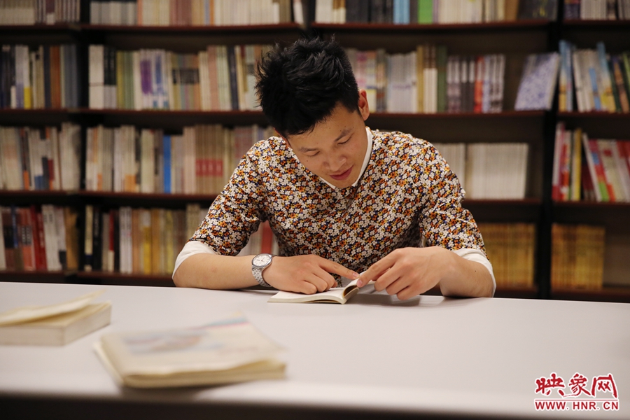 李恒，26歲，私營業(yè)主：喜歡撫摸紙質(zhì)書的感覺。