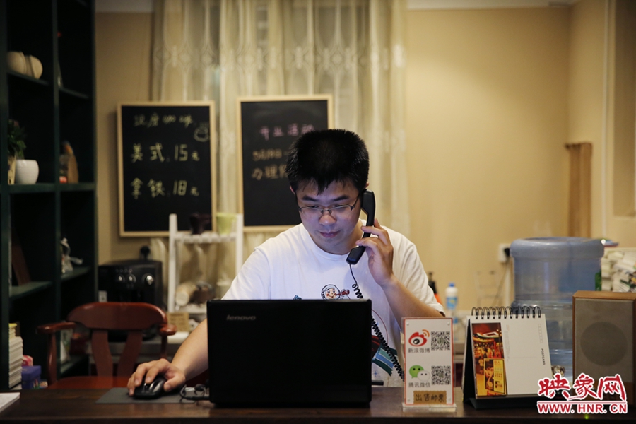 店長小博，由于書店搬遷至此，經(jīng)常接詢問地址的電話。