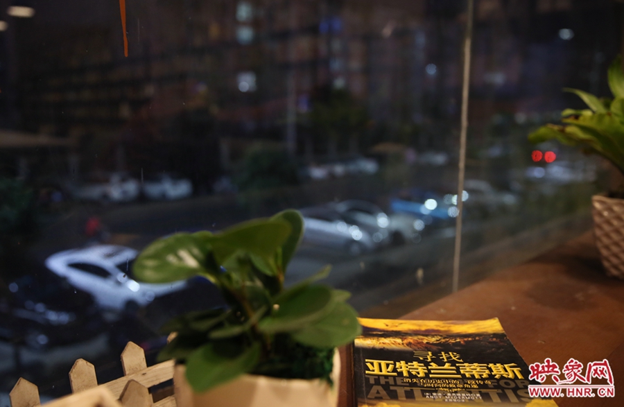 一扇窗，將喧鬧與寧靜分割。