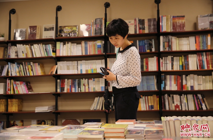 看書的人。