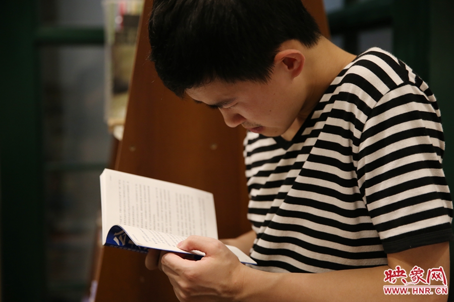 看書的人。