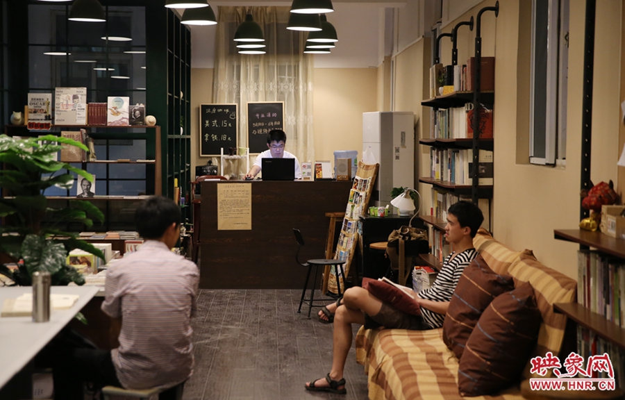 看書的人在相互交流。