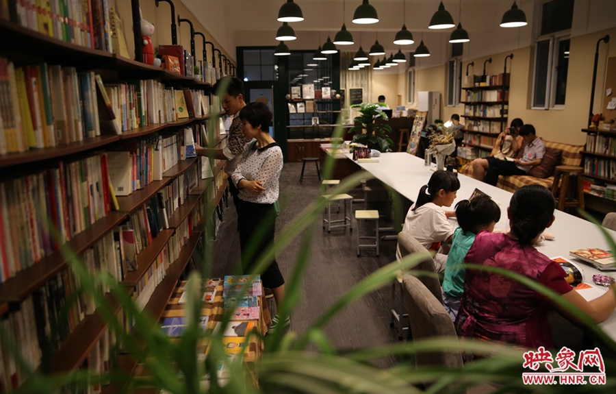 看書的人。