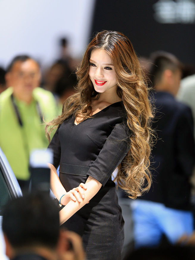 2014成都車展最美車模出爐 酥胸、長(zhǎng)腿、美背