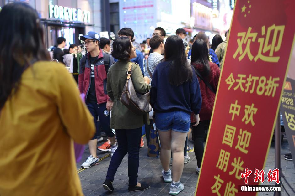 韓國(guó)首爾街頭掛滿(mǎn)漢字 當(dāng)?shù)厝?懷疑不是韓國(guó)