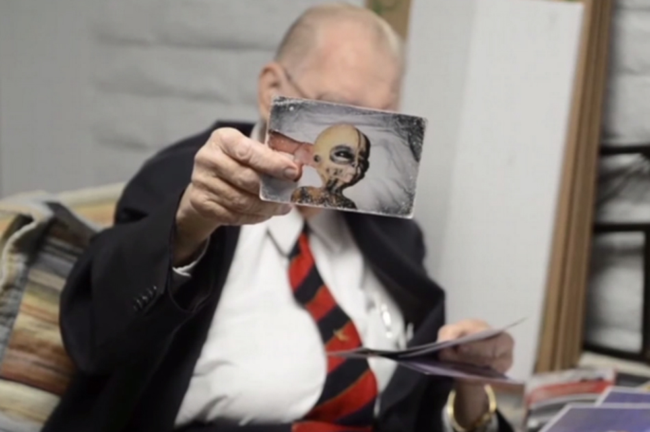 美國(guó)工程師臨終前曝光外星人照片 稱曾與外星人交談 美國(guó)工程師臨終前曝光外星人照片 稱曾與外星人交談