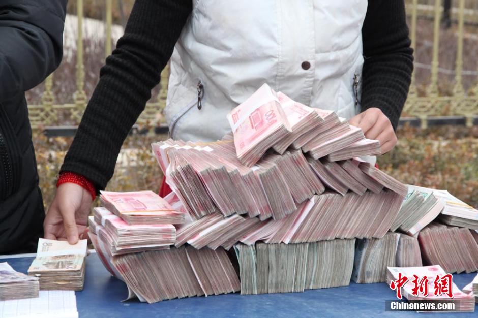 甘肅山村一支書發(fā)百萬分紅現(xiàn)金 激勵全村農民致富 甘肅山村一支書發(fā)百萬分紅現(xiàn)金 激勵全村農民致富