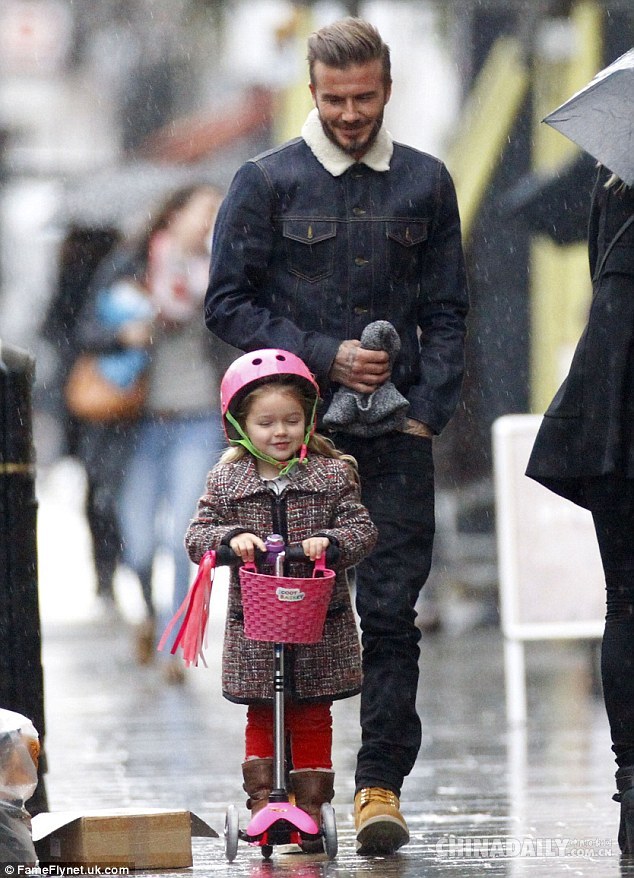 貝克漢姆變護花使者 小七玩滑板可愛俏皮