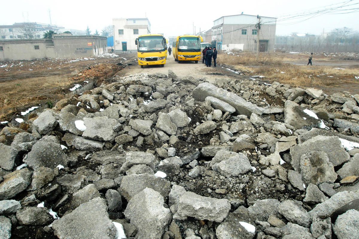 河南開(kāi)發(fā)商強(qiáng)逼村民搬遷挖斷公路