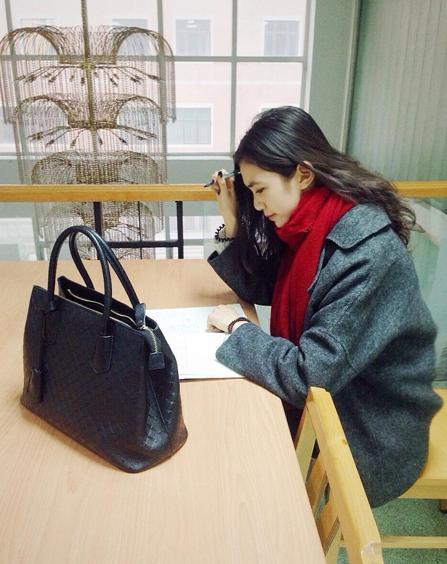 國戲?；ú排畬W(xué)霸 街拍秀修長美腿