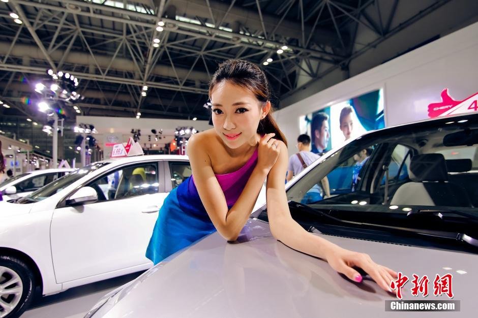 福州國(guó)際車展開(kāi)幕 眾車?！盃?zhēng)奇斗艷”