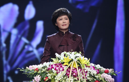 主持人敬一丹。