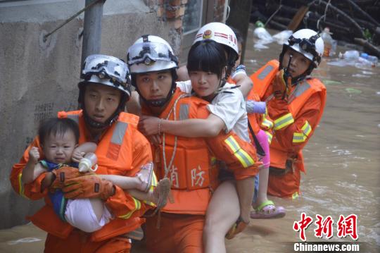 圖為漳平消防大隊涉水轉(zhuǎn)移被困群眾。