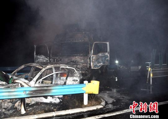 10月2日0時許，杭瑞高速貴州江口縣往銅仁市方向，距王家溝隧道出口200米處，發(fā)生一起三車追尾交通事