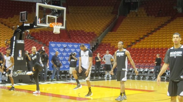 馬刺備戰(zhàn)對陣熱火的第一場總決賽比賽之前，麥蒂亮相訓練場，受到媒體狂熱追捧，在馬刺球員中風頭最勁，他也