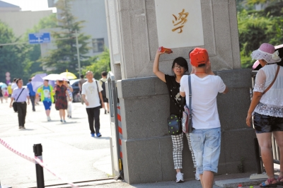 不愿排隊等待的游客只在門前留影。