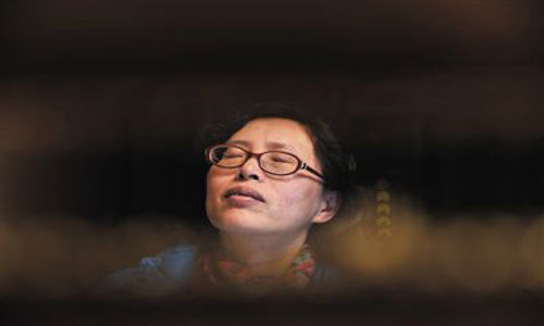 人們將醫(yī)療制度的憤懣情緒，寄托在這個(gè)走廊醫(yī)生身上，共同沉浸在受迫害的幻覺之中