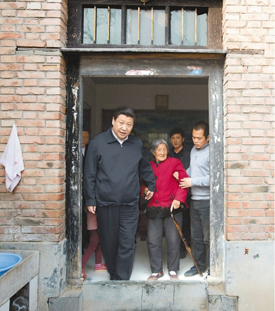 3月17日，習近平在東壩頭鄉(xiāng)張莊村看望85歲老人張景枝。